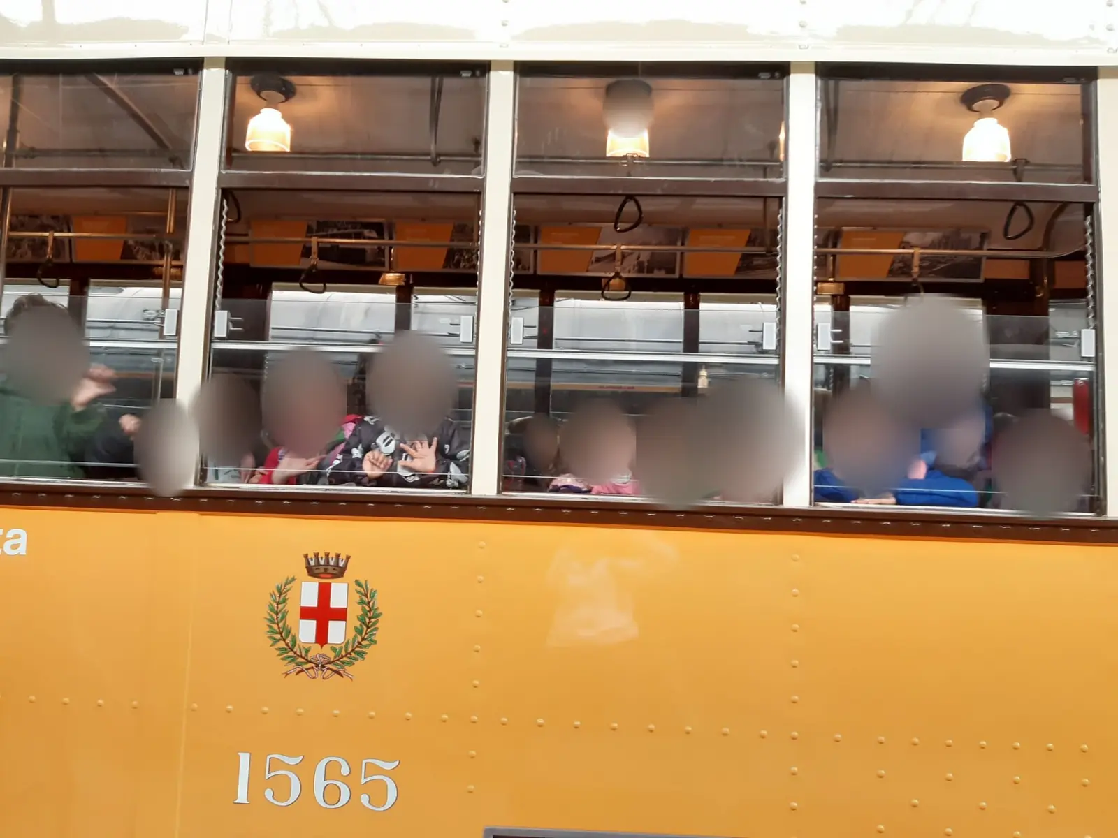 Sul tram storico del museo, a salutare dai finestrini