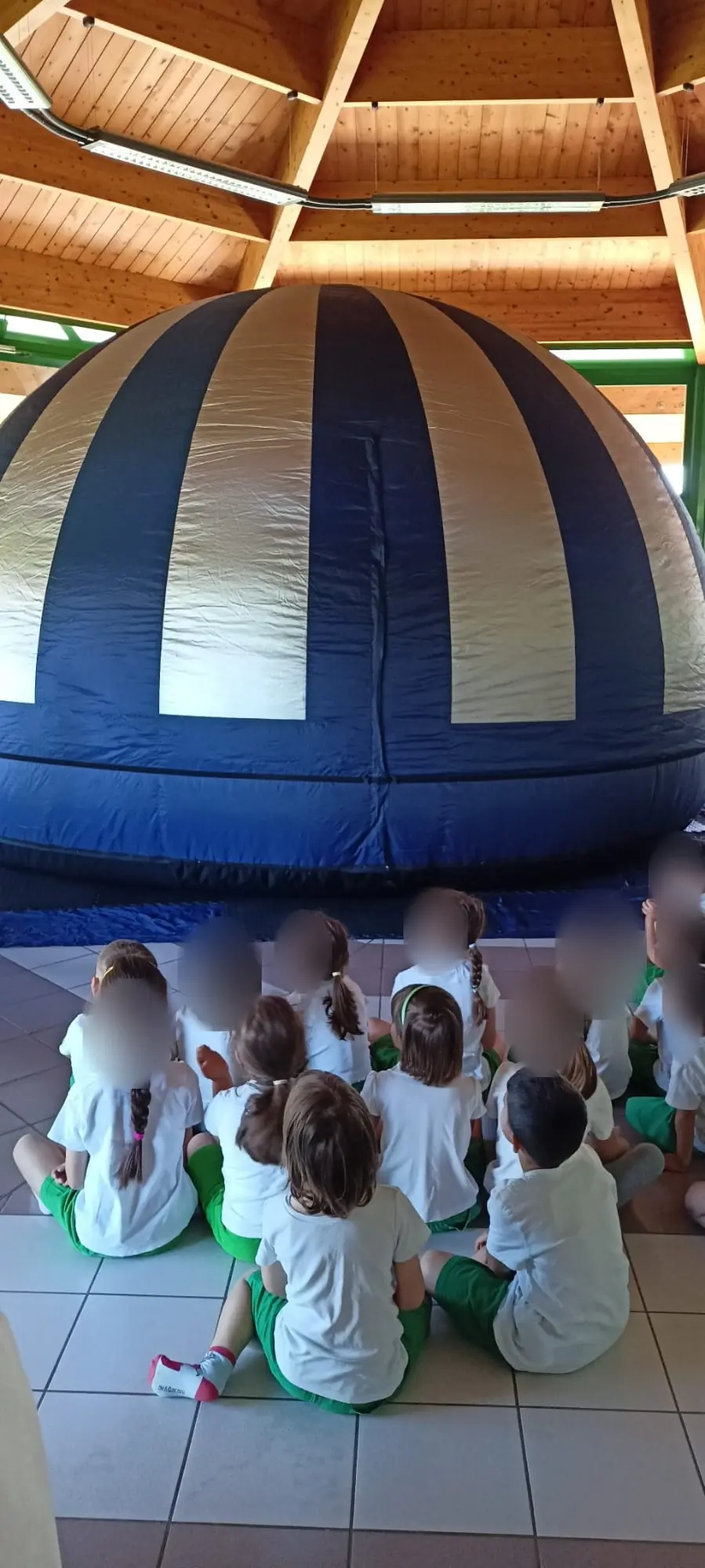 La cupola del cinema sferico, montata a scuola