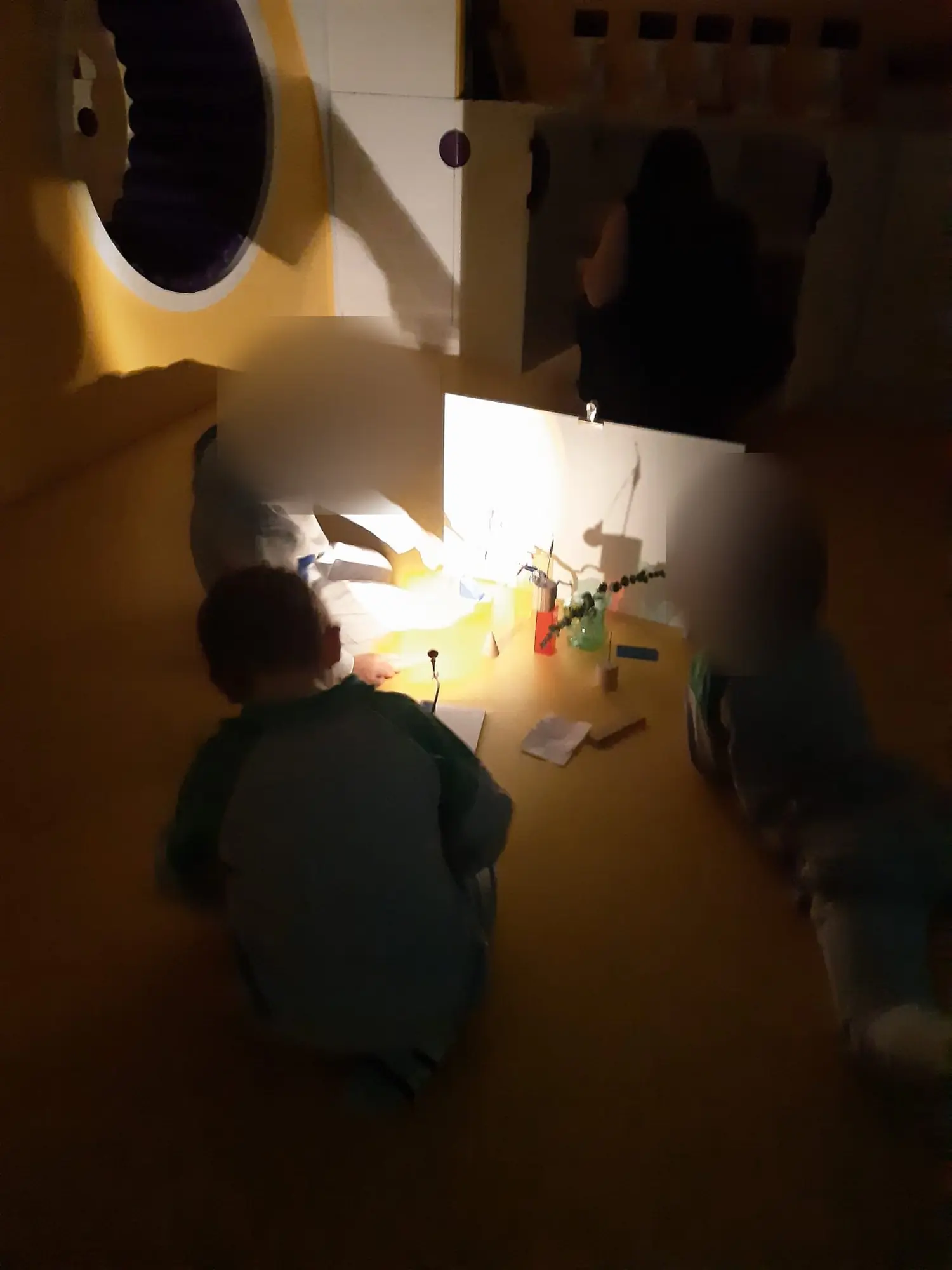 Un laboratorio con la luce e le ombre